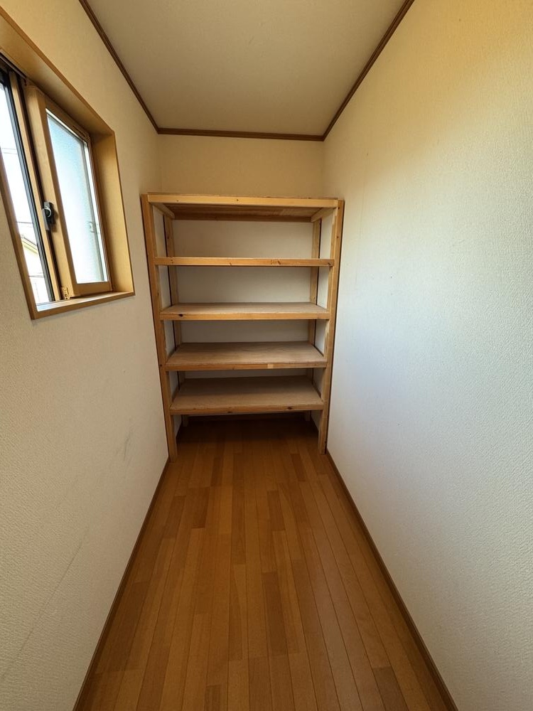 松本市の便利屋しもっぱらが制作したオーダーメイド収納棚の施工例1