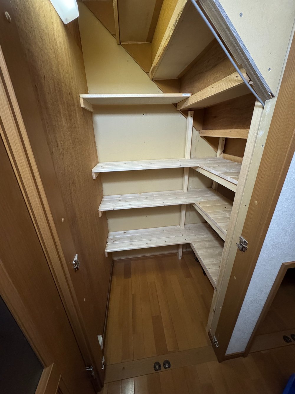 松本市の便利屋しもっぱらが制作したオーダーメイド収納棚の施工例2