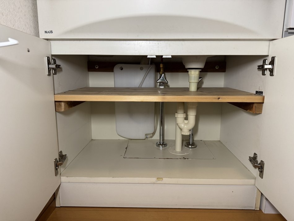 便利屋しもっぱらが制作した洗面台下オーダーメイド棚の施工例1